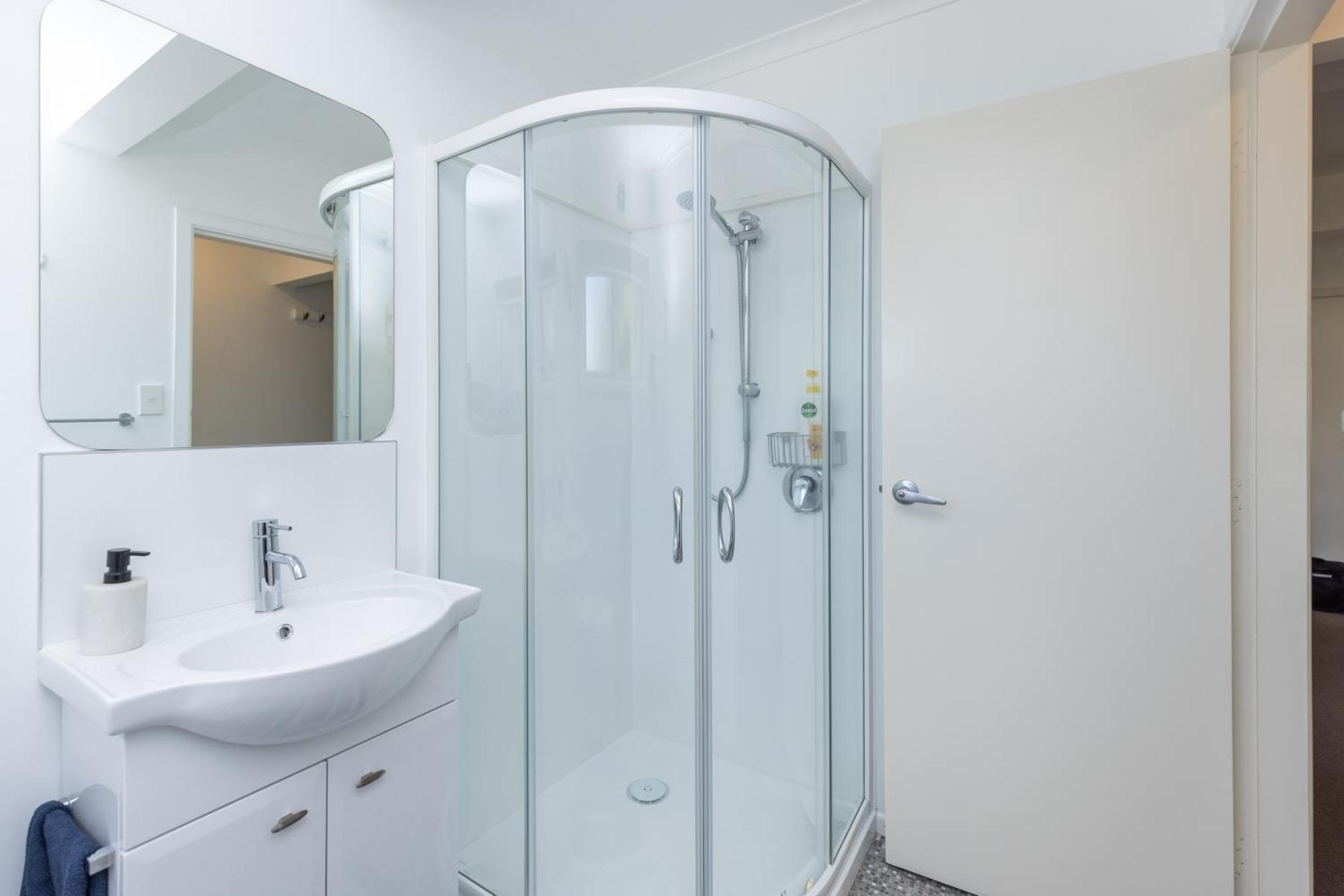 2 Bedroom Home Away From Home Near Cbd & Private Parking هاملتون المظهر الخارجي الصورة